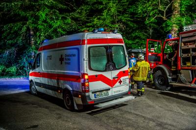 Murrhardt: Opelfahrerin faehrt in Kurve geradeaus in den Wald - Feuerwehr zieht Fahrzeug heraus